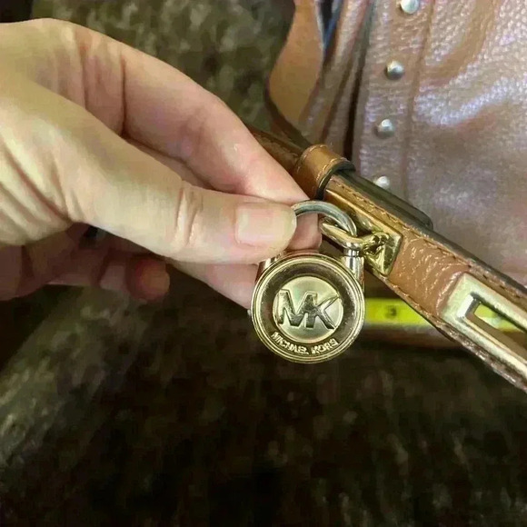 Michael Kors Hamilton Traveler Leather Saddle Bag with gold stud detail lock/key - Picture 3 of 15